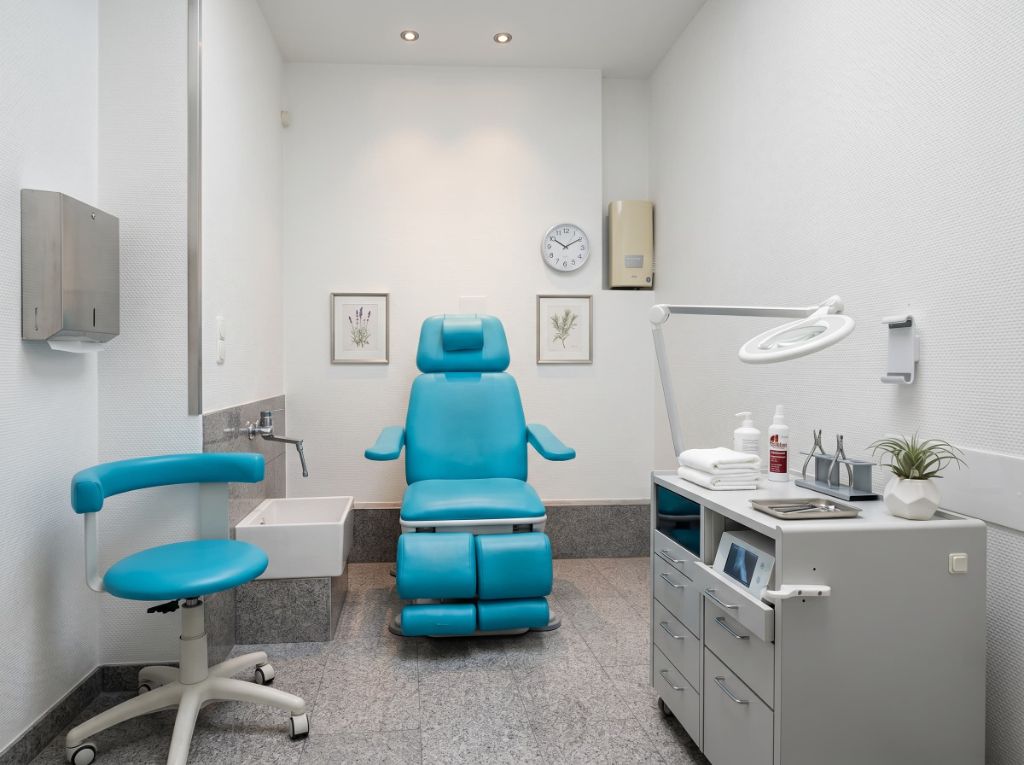 Behandlungsraum der Praxis Sara Tijani – ergonomischer Podologie-Behandlungsstuhl, professionelle Lupenleuchte und gepflegte, hygienische Ausstattung